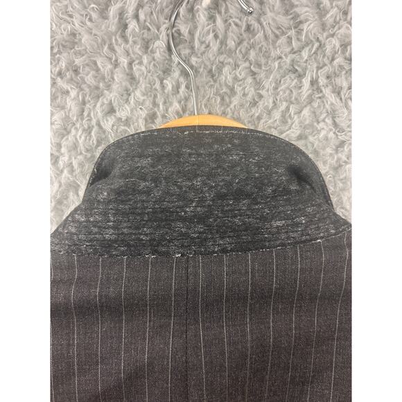 Brooks Brothers 1818 Collection men’s blazer in a gray pinstripe wool - Picture 5 of 16